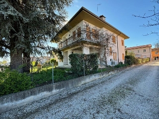 zoom immagine (Casa singola 350 mq, soggiorno, 3 camere, zona Castelfranco Veneto)