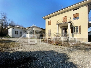 zoom immagine (Casa singola 380 mq, soggiorno, 3 camere, zona Gozzano)