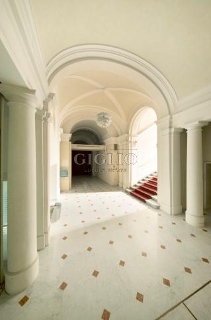 zoom immagine (Palazzo 1320 mq, zona Centro Duomo)
