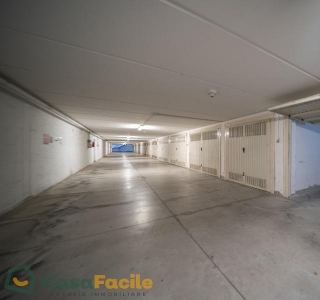 zoom immagine (Centro urbano - ampio garage in condominio moderno)