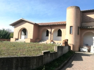 zoom immagine (Villa 667 mq, soggiorno, 6 camere, zona Sanfatucchio)