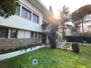 zoom immagine (Villa 290 mq, soggiorno, 4 camere, zona Abano Terme - Centro)