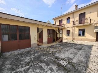 zoom immagine (Casa singola 200 mq, soggiorno, 3 camere, zona Vigevano)