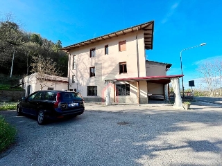 zoom immagine (Rocca san casciano _ vendesi porzione di casa con locale bar al piano terra, ampio parcheggio priva)