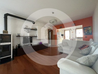 zoom immagine (Casa a schiera 150 mq, soggiorno, 3 camere)