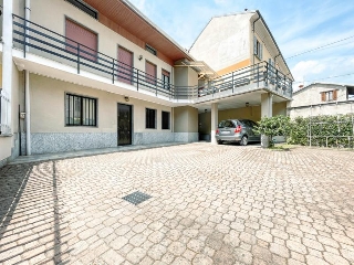 zoom immagine (Casa singola 270 mq, soggiorno, più di 3 camere, zona Borgomanero - Centro)