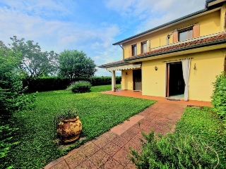 zoom immagine (Villa 200 mq, soggiorno, 3 camere, zona Castelnovo)