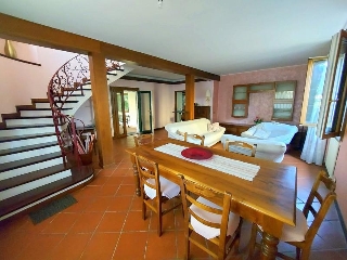 zoom immagine (Villa 250 mq, soggiorno, 5 camere, zona Guizza)