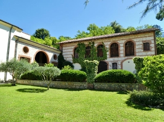 zoom immagine (Villa 1100 mq, soggiorno, 6 camere, zona Monte Crocetta)